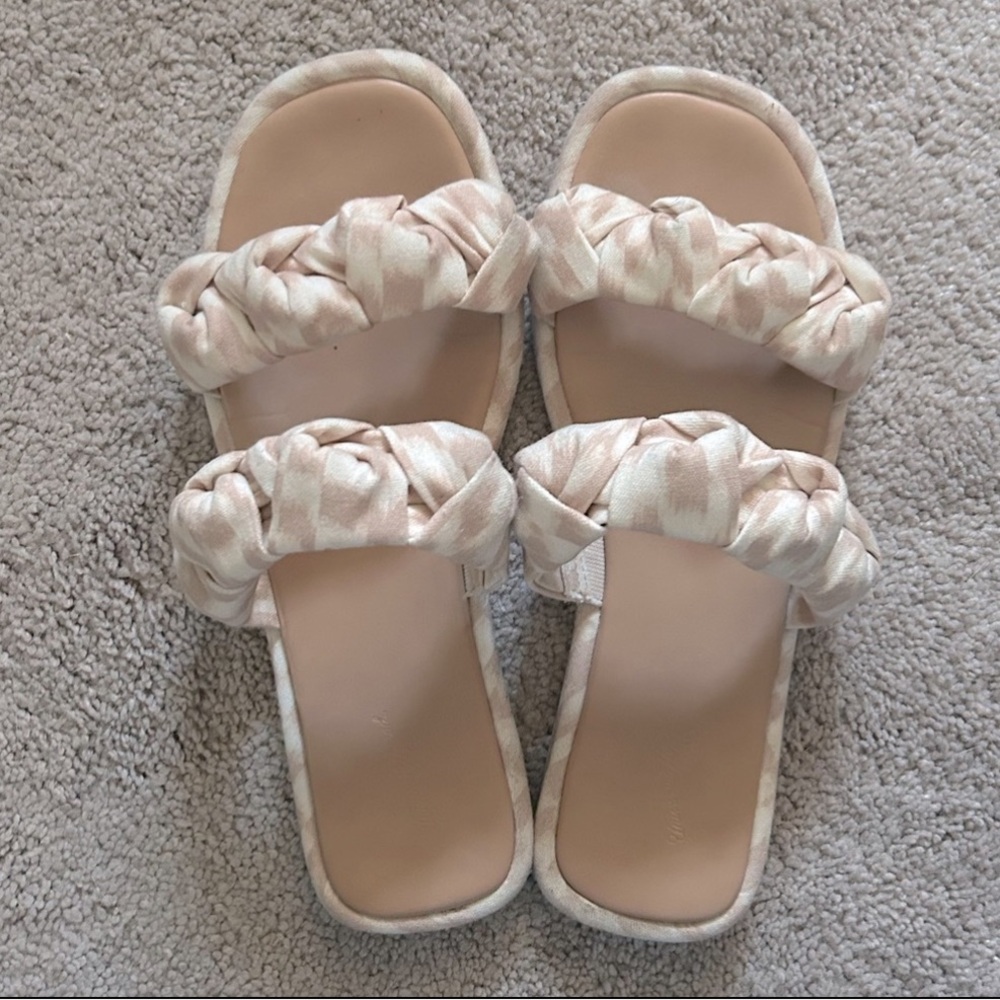 Universal Thread Sandals
